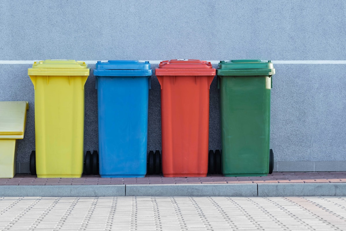 Deretan tempat sampah terpilah berwarna