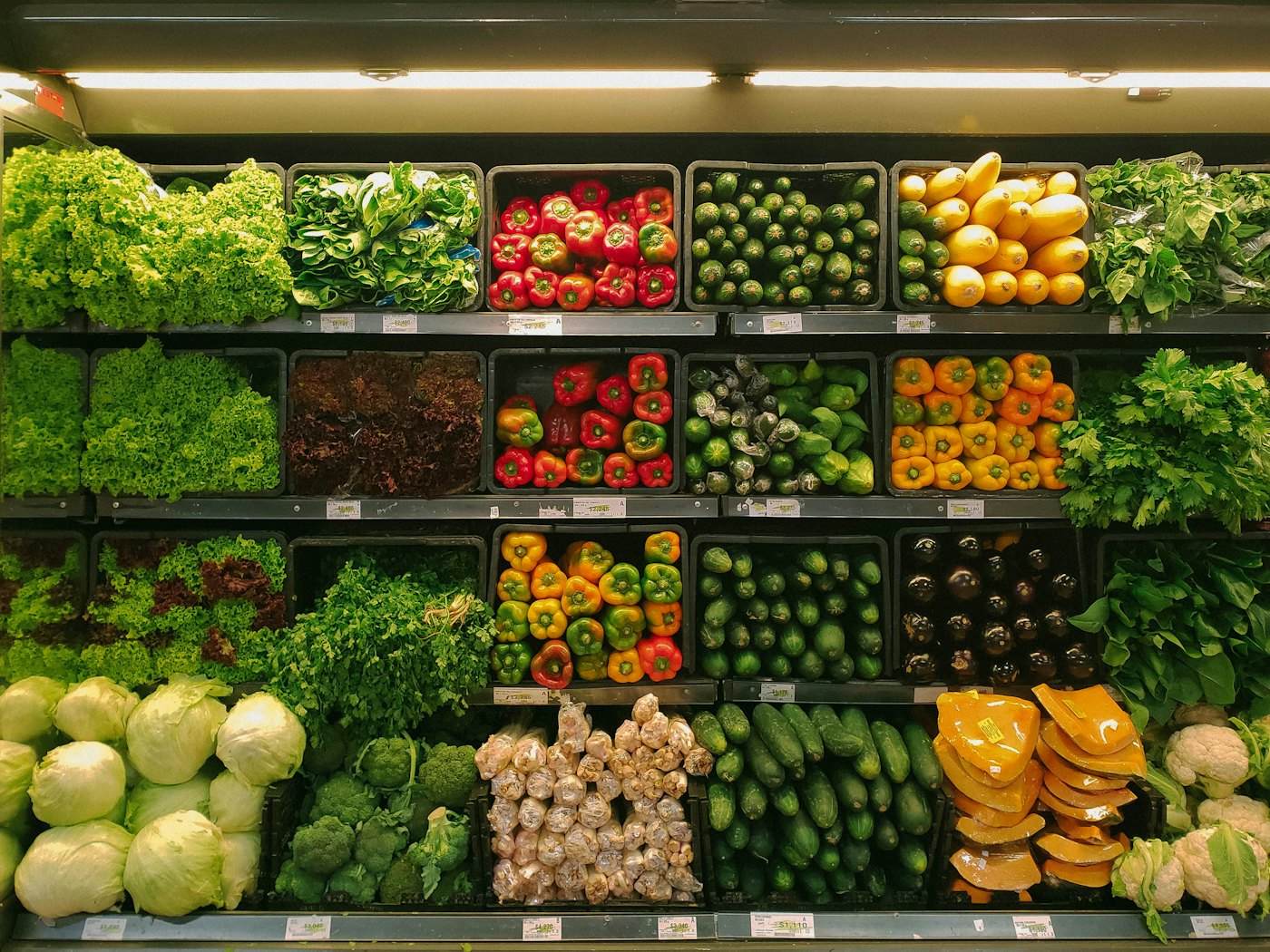 Rak sayur dan buah di sebuah toko
